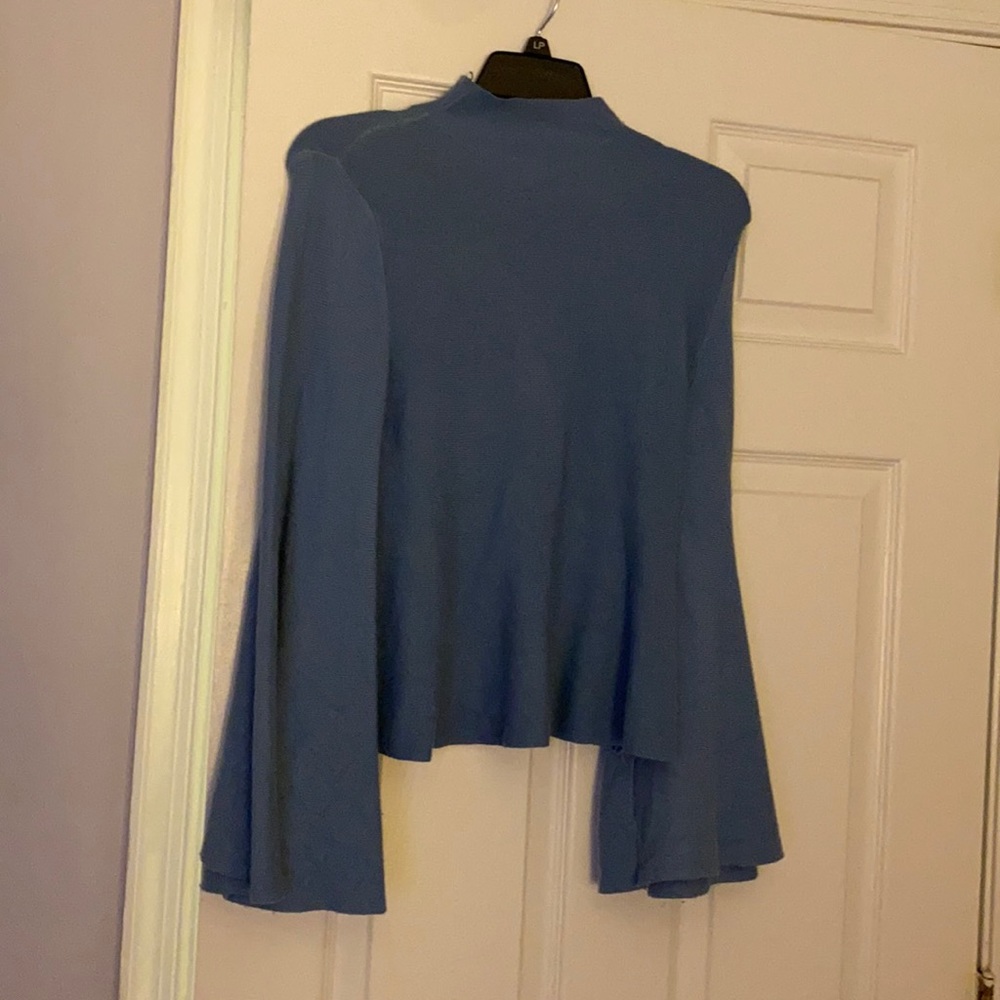 It’s a thick ,cottontop. r.The sleeves makes a really nice fashion statement.